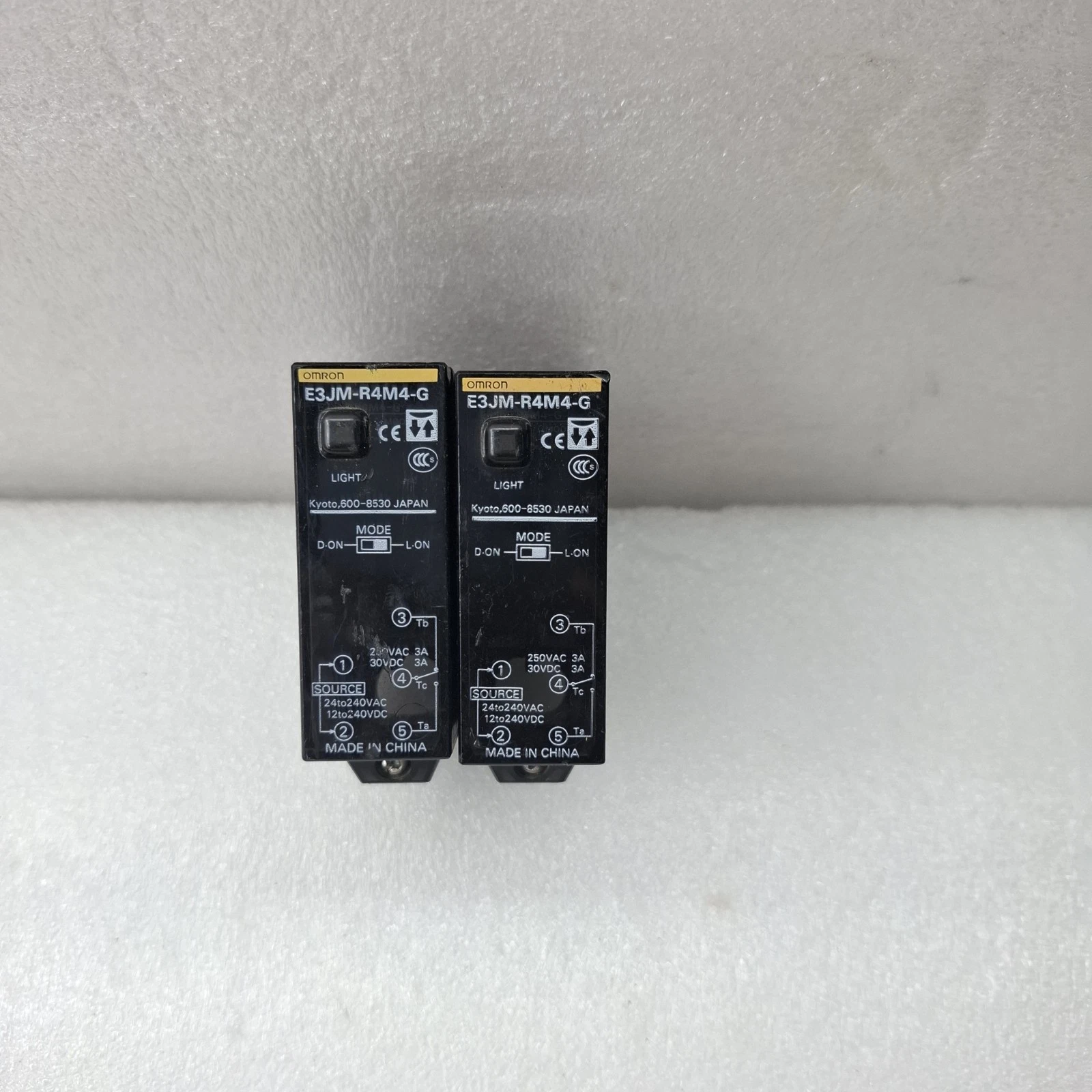 LOT OF 2 PCS OMRON E3JM-R4M4-G SENSOR E3JMR4M4G | For Parts Or Not Work